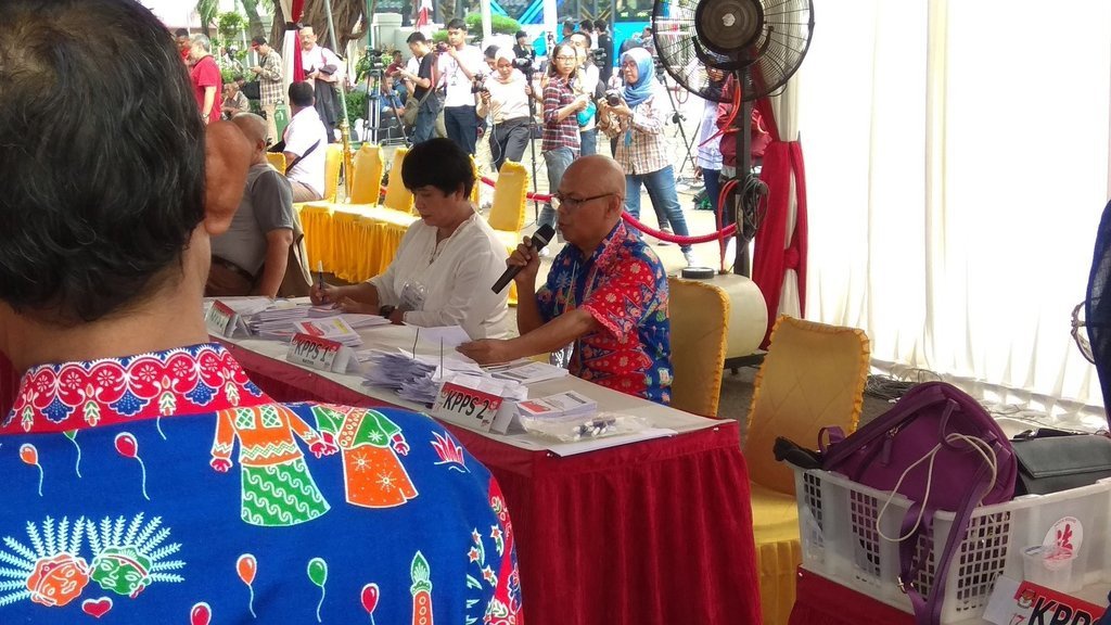 100 Warga Sudah Gunakan Hak Pilih di TPS 008 Gambir 100 Warga Sudah Gunakan Hak Pilih di TPS 008 Gambir