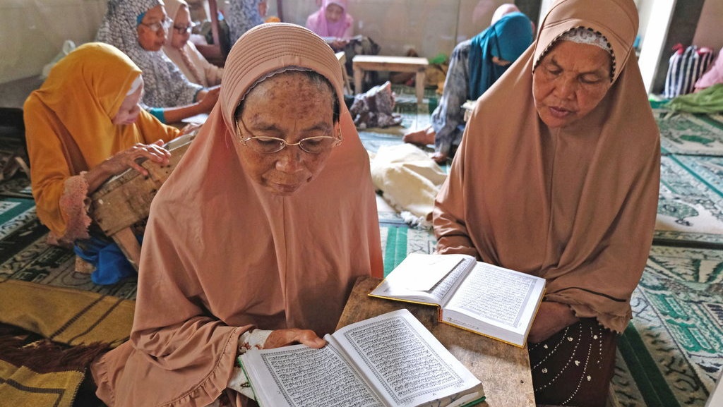Hukum Bacaan Izhar Halqi, Pengertian, Huruf, dan Contohnya Hukum Bacaan Izhar Halqi, Pengertian, Huruf, dan Contohnya