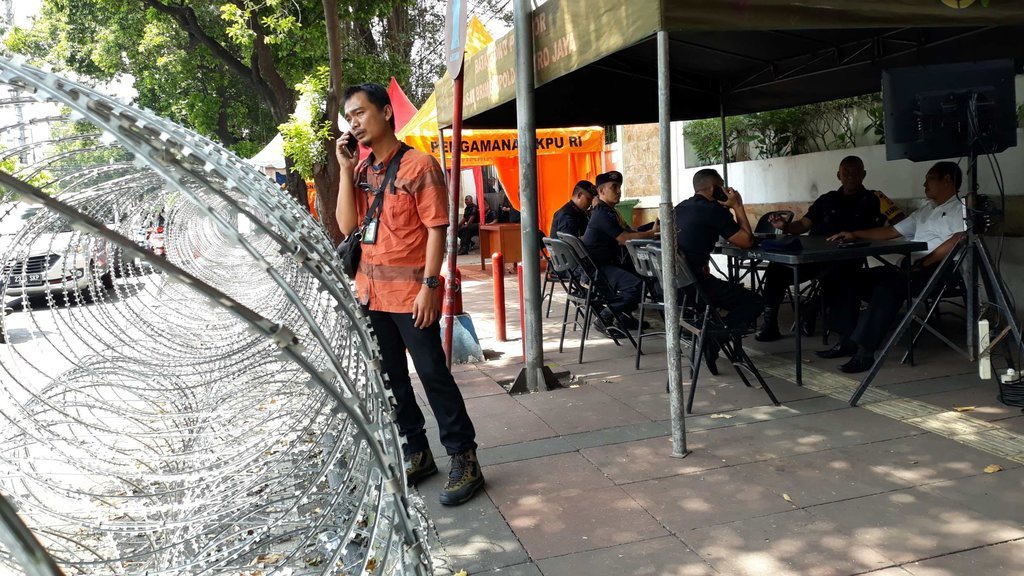 Ada Unjuk Rasa Eggi Sudjana dkk, Penjagaan Gedung KPU Diperketat Ada Unjuk Rasa Eggi Sudjana dkk, Penjagaan Gedung KPU Diperketat