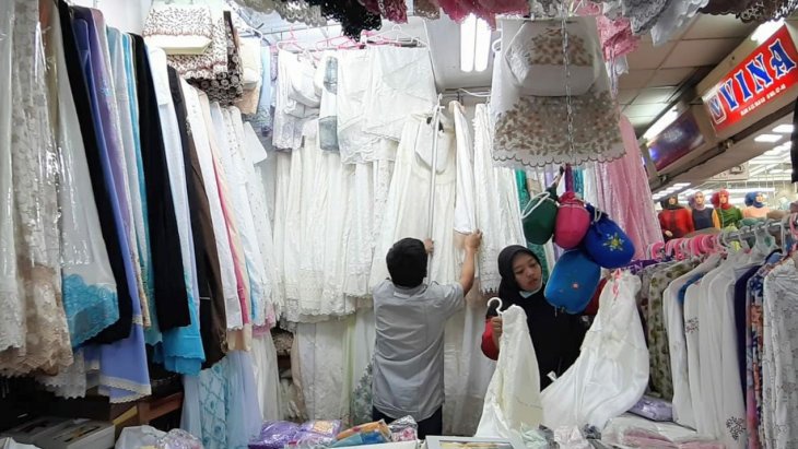 Fesyen Ramadan: Mukena Shireen Sungkar Jadi Favorit di Tanah Abang Fesyen Ramadan: Mukena Shireen Sungkar Jadi Favorit di Tanah Abang