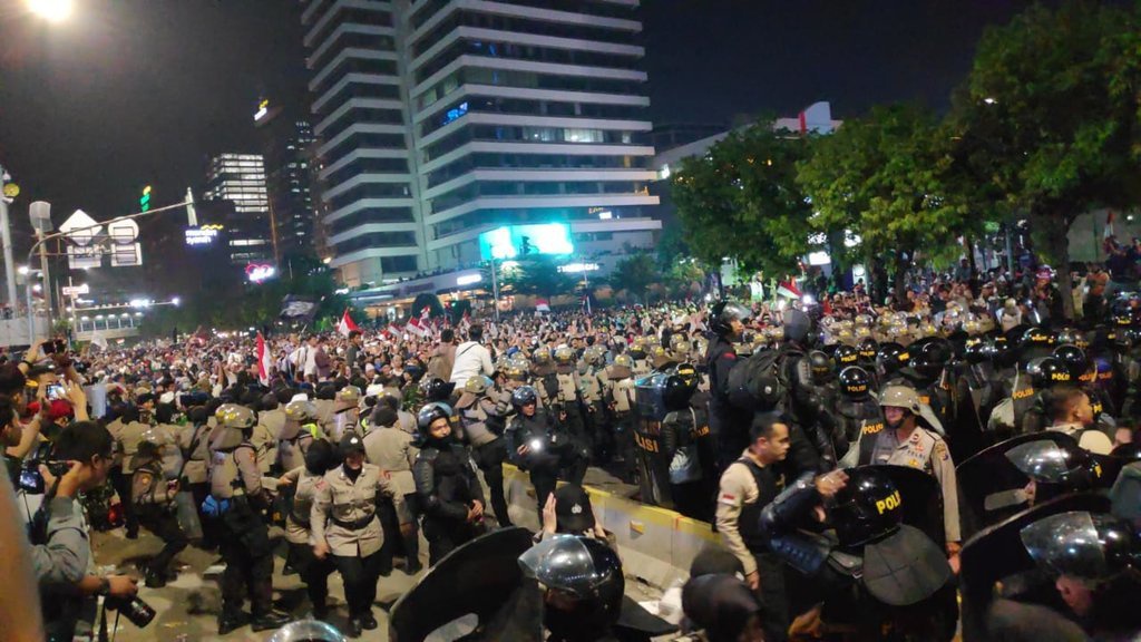 Polisi Bubarkan Paksa Sisa Massa di Depan Bawaslu Polisi Bubarkan Paksa Sisa Massa di Depan Bawaslu