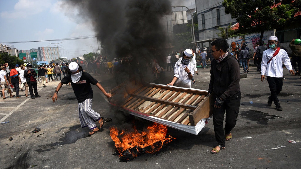 Pasukan Oranye Bersihkan Puing Sisa Kerusuhan Aksi 22 Mei 2019 Pasukan Oranye Bersihkan Puing Sisa Kerusuhan Aksi 22 Mei 2019