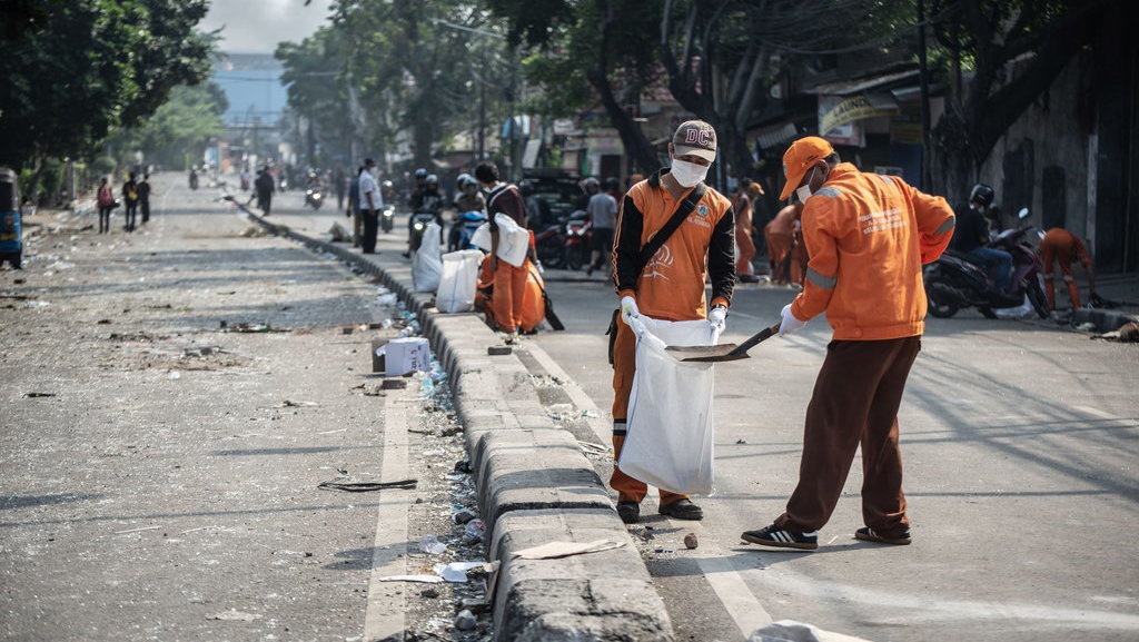 Pasukan Oranye Bersihkan Puing Sisa Kerusuhan 22 Mei Pasukan Oranye Bersihkan Puing Sisa Kerusuhan 22 Mei