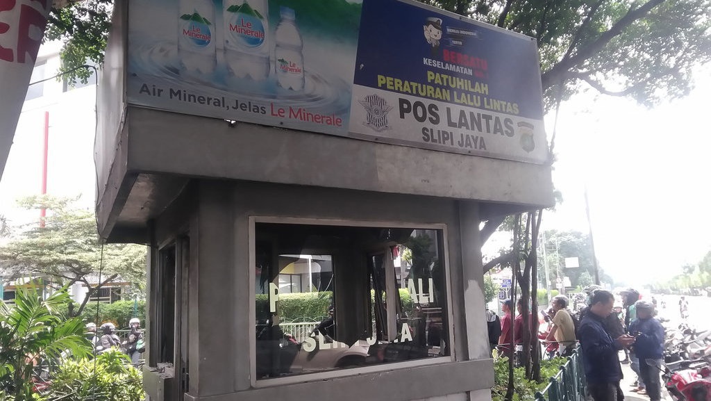 Bentrok Massa Aksi 22 Mei di Slipi, Satu Pos Polisi Dirusak Bentrok Massa Aksi 22 Mei di Slipi, Satu Pos Polisi Dirusak