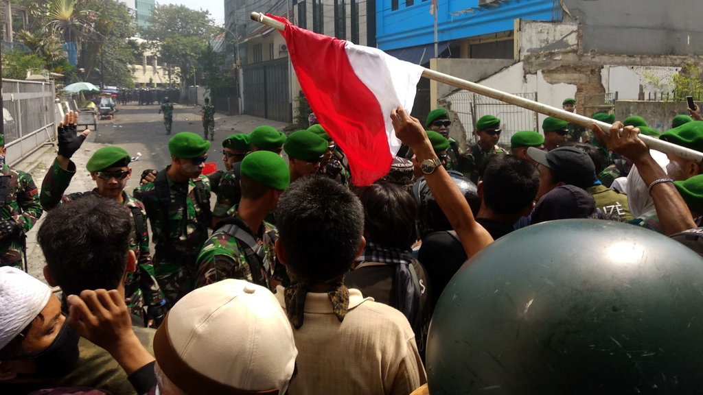 TNI Amankan Bentrok Antara Massa Aksi 22 Mei dengan Polisi TNI Amankan Bentrok Antara Massa Aksi 22 Mei dengan Polisi
