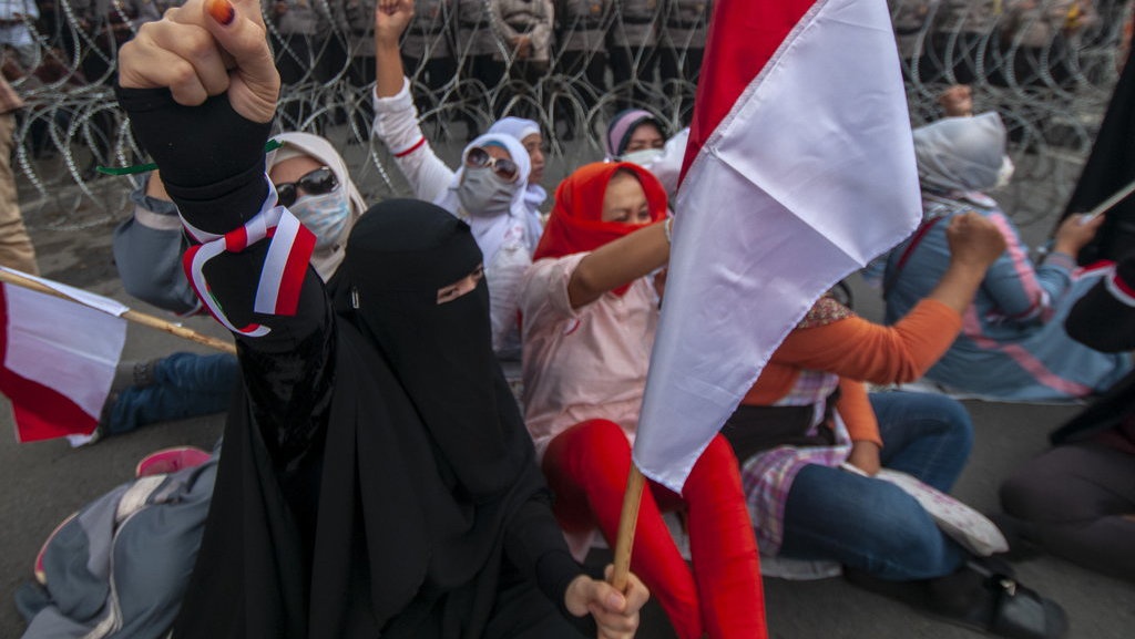 Perempuan Berbaju Serba Hitam Teriaki Polisi di Thamrin Perempuan Berbaju Serba Hitam Teriaki Polisi di Thamrin