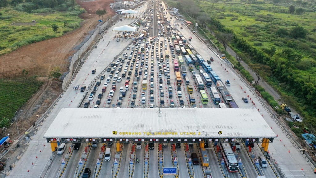 Kendaraan Mulai Padati Tol Cikampek Saat Arus Balik Lebaran 2019 Kendaraan Mulai Padati Tol Cikampek Saat Arus Balik Lebaran 2019