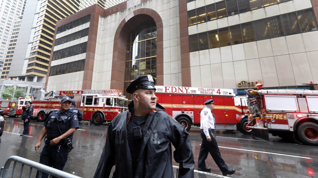 Helikopter Jatuh di Atap Gedung Pencakar Langit New York, 1 Tewas Helikopter Jatuh di Atap Gedung Pencakar Langit New York, 1 Tewas