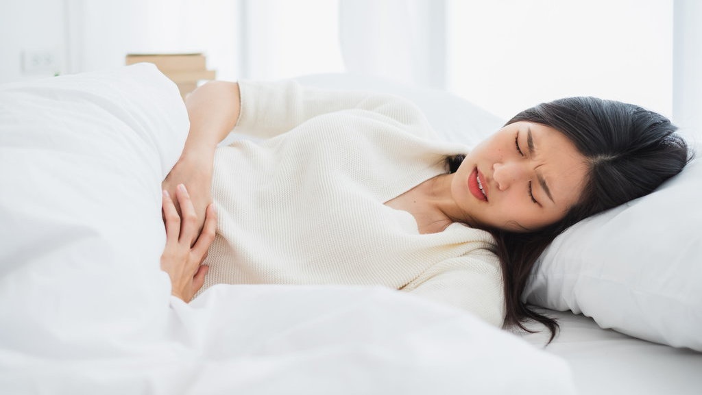 3 Posisi Tidur untuk Mengurangi Nyeri Haid dan Manfaatnya 3 Posisi Tidur untuk Mengurangi Nyeri Haid dan Manfaatnya
