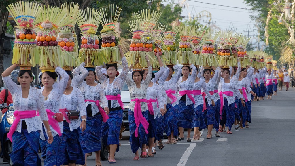 Mengenal Tradisi Ngayah dari Bali dan Nilai yang Ada di Dalamnya Mengenal Tradisi Ngayah dari Bali dan Nilai yang Ada di Dalamnya