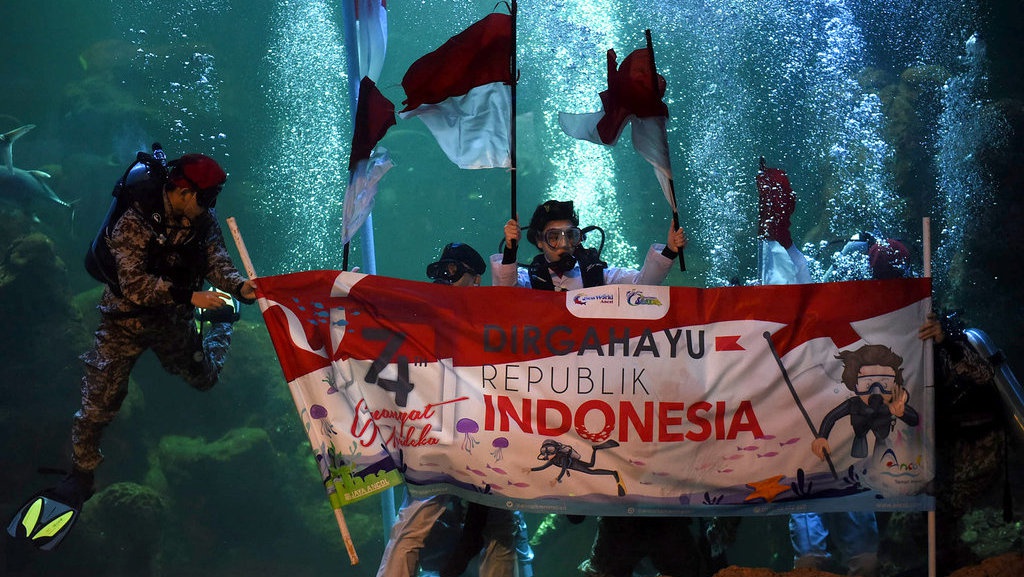 Pengibaran Bendera Merah Putih di Dalam Air Pengibaran Bendera Merah Putih di Dalam Air