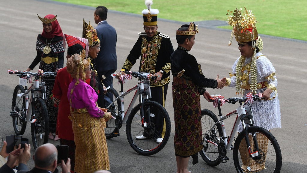 Jokowi Beri Sepeda kepada Tiga Undangan yang Kenakan Kostum Terbaik Jokowi Beri Sepeda kepada Tiga Undangan yang Kenakan Kostum Terbaik