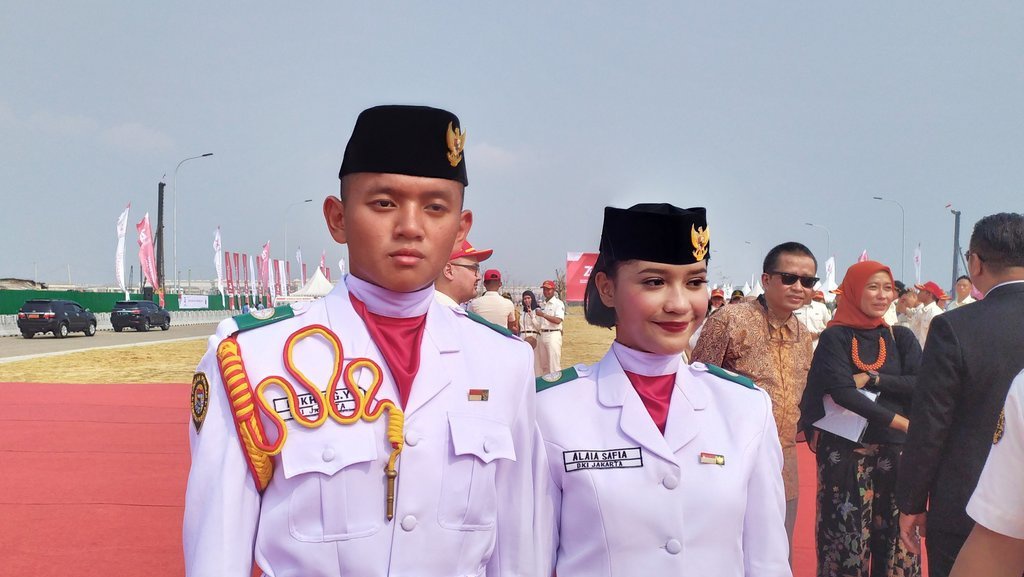 Anggota Paskibra DKI Akui Gugup Kibarkan Bendera di Pulau Reklamasi Anggota Paskibra DKI Akui Gugup Kibarkan Bendera di Pulau Reklamasi