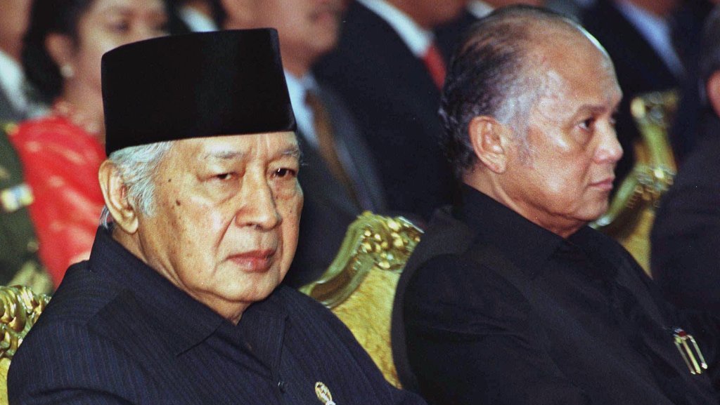 Kronologi Peristiwa Reformasi 1998 hingga Lengsernya Soeharto Kronologi Peristiwa Reformasi 1998 hingga Lengsernya Soeharto