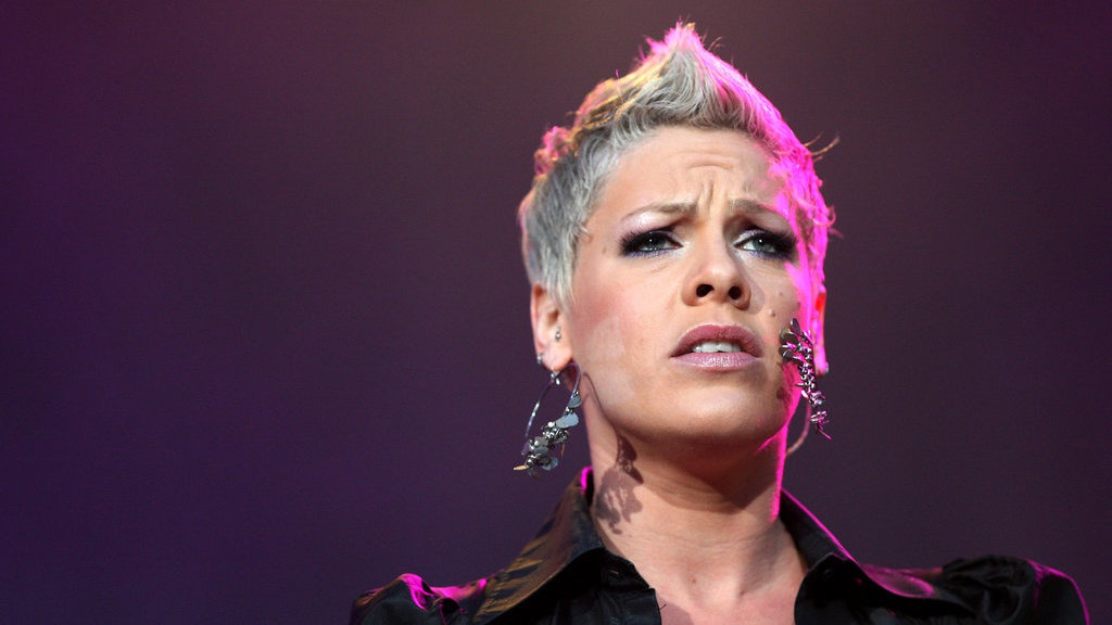 Rilis Video Musik Hurts 2B Human, Pink Kolaborasi dengan Khalid Rilis Video Musik Hurts 2B Human, Pink Kolaborasi dengan Khalid