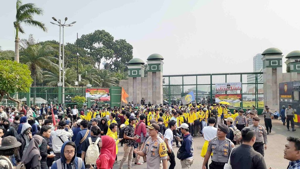 Demo Mahasiswa di Kompleks Parlemen RI: DPR Fasis, Anti Demokrasi Demo Mahasiswa di Kompleks Parlemen RI: DPR Fasis, Anti Demokrasi