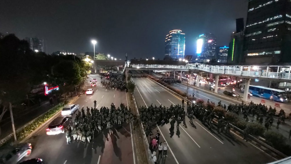 Aparat Kembali Tembakkan Gas Air Mata dan Water Cannon ke Mahasiswa Aparat Kembali Tembakkan Gas Air Mata dan Water Cannon ke Mahasiswa