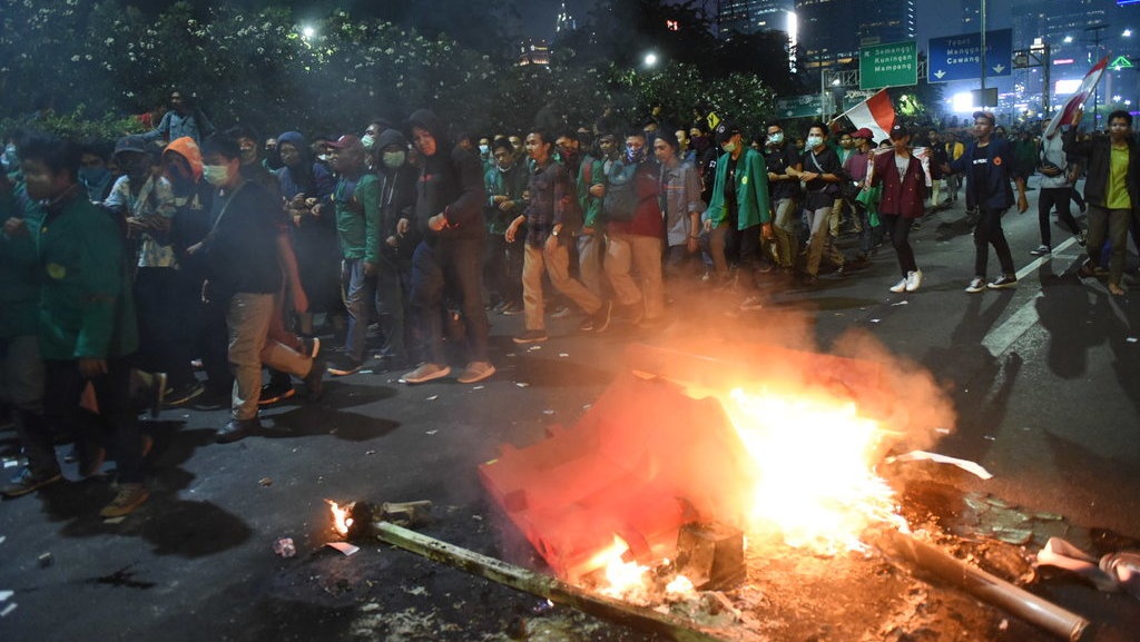 Mahasiswa dan Polisi Kembali Bentrok di Belakang Gedung DPR Mahasiswa dan Polisi Kembali Bentrok di Belakang Gedung DPR