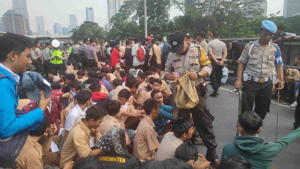 Demo Jakarta Hari Ini: Polisi Tangkap Ratusan Siswa di Gedung DPR Demo Jakarta Hari Ini: Polisi Tangkap Ratusan Siswa di Gedung DPR