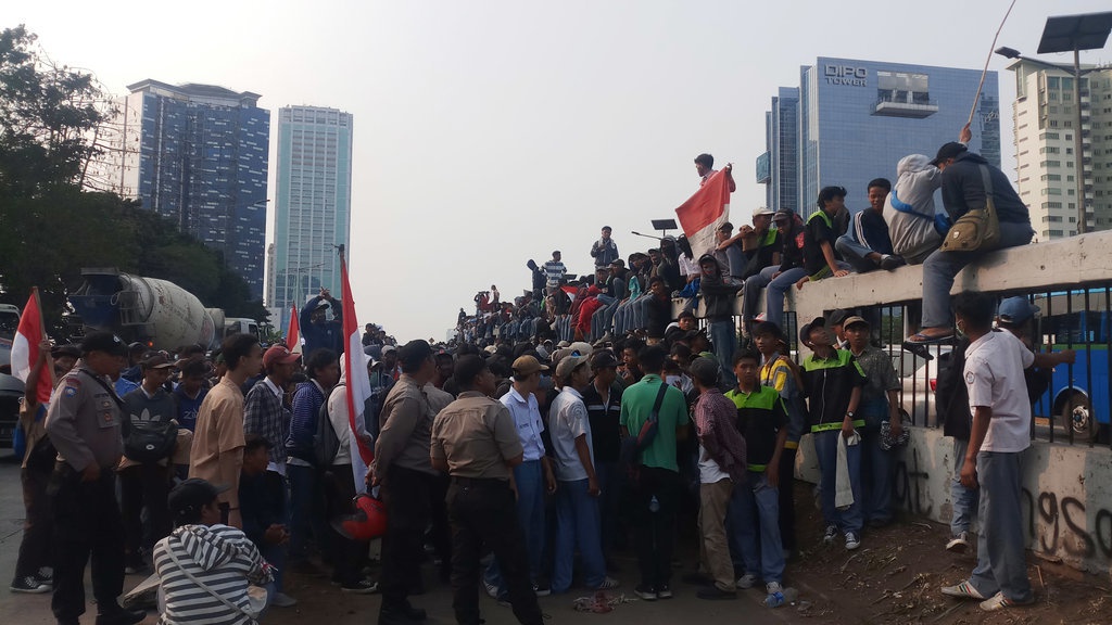 Demo di Sekitar DPR Ricuh, Pelajar: Batalkan RKUHP! Demo di Sekitar DPR Ricuh, Pelajar: Batalkan RKUHP!