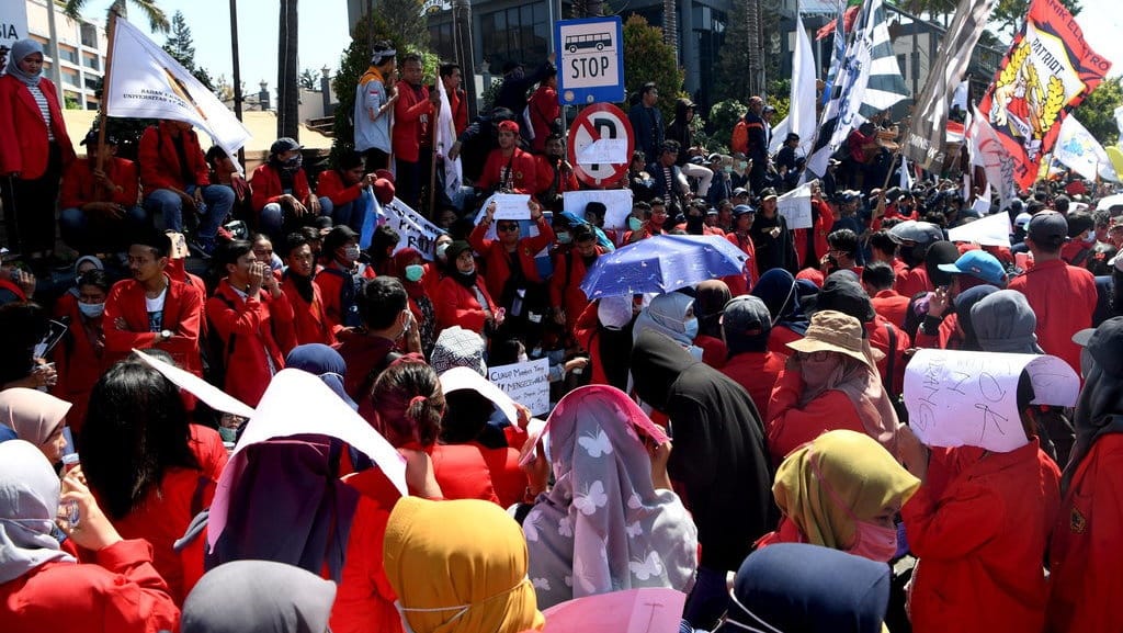 Aksi Mahasiswa di Surabaya: Dishub Tutup Jalan Indrapura Aksi Mahasiswa di Surabaya: Dishub Tutup Jalan Indrapura