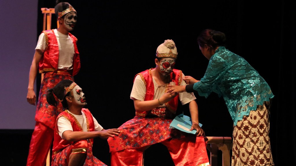 Materi Seni Teater Tradisional: Ciri-Ciri & Contohnya di Indonesia Materi Seni Teater Tradisional: Ciri-Ciri & Contohnya di Indonesia