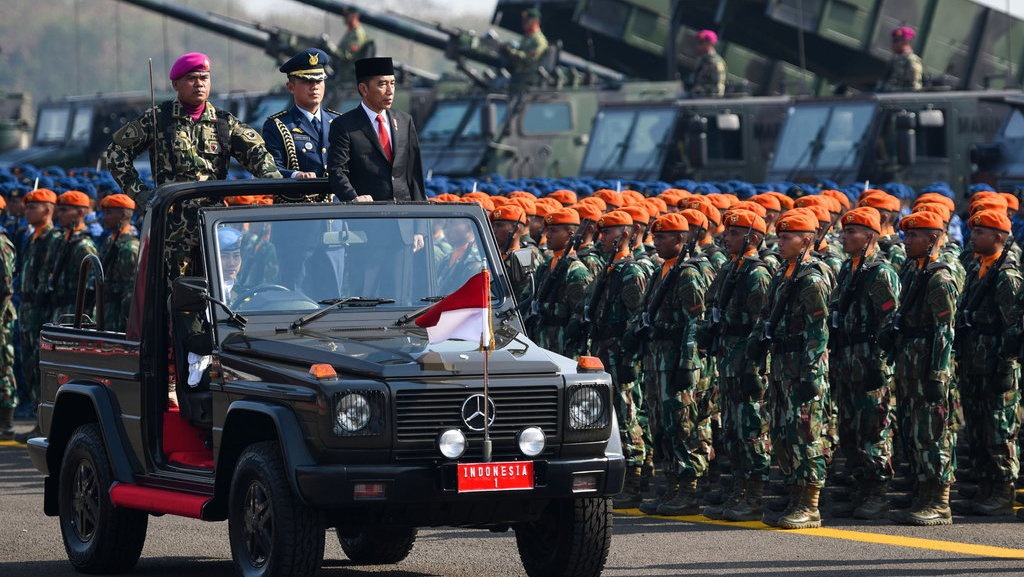 Gus Dur Kirim TNI ke Barak, Jokowi Malah Tarik ke Tengah Sipil Gus Dur Kirim TNI ke Barak, Jokowi Malah Tarik ke Tengah Sipil