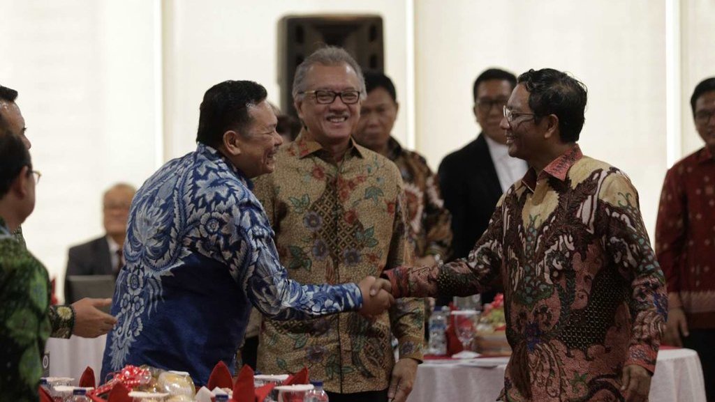 Silaturahmi Peradi dan IKA UII Bersama Menko Polhukam Mahfud MD Silaturahmi Peradi dan IKA UII Bersama Menko Polhukam Mahfud MD