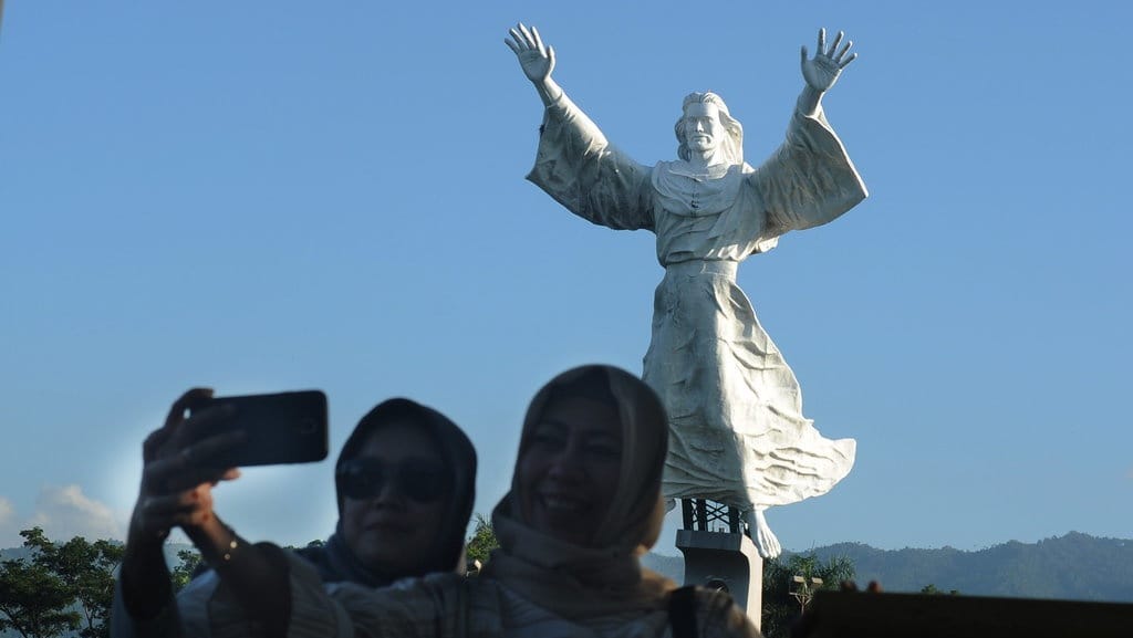 9 Gereja & Monumen Lokasi Perayaan Natal yang Unik di Indonesia 9 Gereja & Monumen Lokasi Perayaan Natal yang Unik di Indonesia