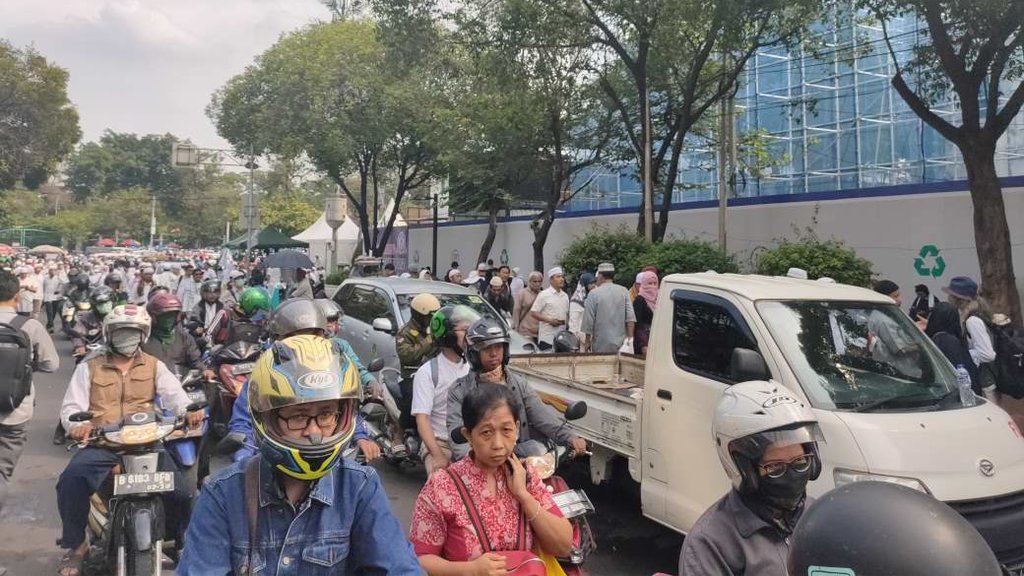 Usai Reuni 212 Terjadi Kemacetan di Ruas Jalan Sekitar Monas Usai Reuni 212 Terjadi Kemacetan di Ruas Jalan Sekitar Monas