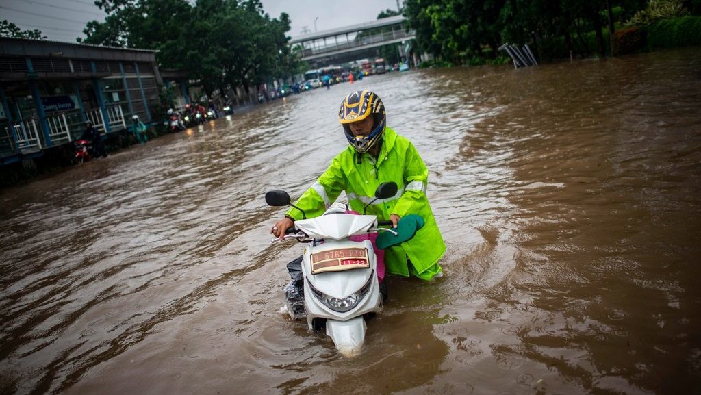 4 Hal yang Perlu Diperhatikan Bila Motor Terpaksa Terjang Banjir 4 Hal yang Perlu Diperhatikan Bila Motor Terpaksa Terjang Banjir