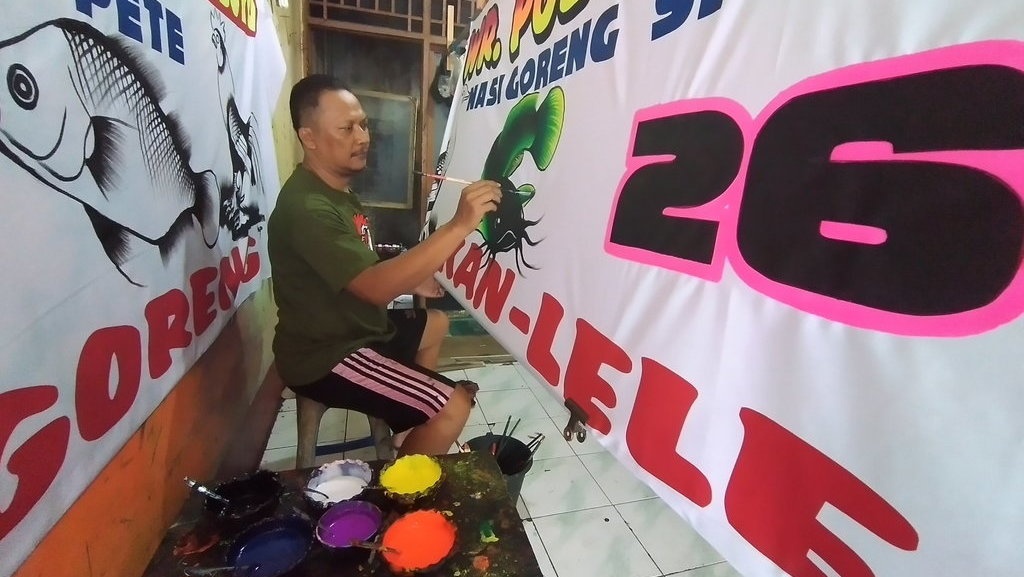 Melukis Spanduk Pecel Lele, Cara Hartono Jaga Identitas Lamongan Melukis Spanduk Pecel Lele, Cara Hartono Jaga Identitas Lamongan