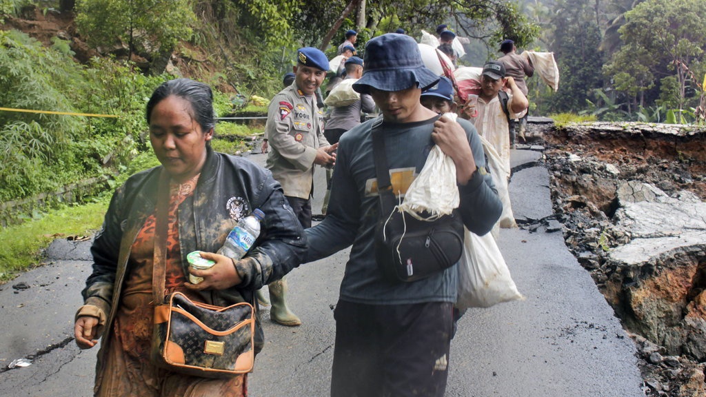 Banjir Bandang Lebak Banten: 245 Hektare Sawah di 8 Desa Terdampak Banjir Bandang Lebak Banten: 245 Hektare Sawah di 8 Desa Terdampak