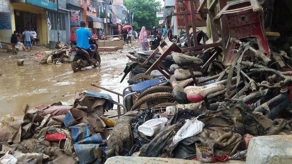 Nasib si Kaya dan si Miskin dalam Kepungan Banjir Jakarta Nasib si Kaya dan si Miskin dalam Kepungan Banjir Jakarta