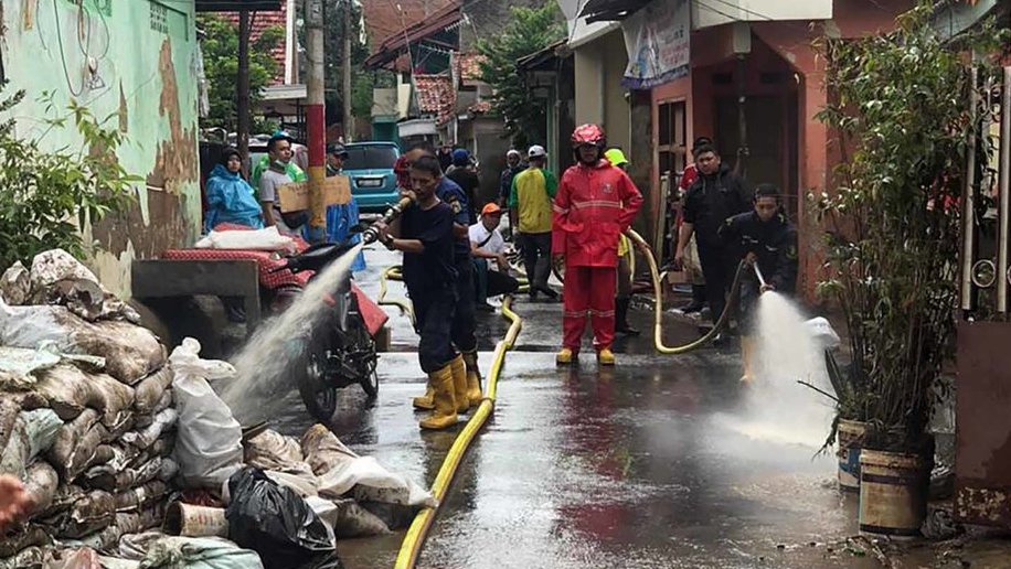 WIKA & BUMN Lainnya Bersihkan Lumpur Usai Banjir di Jakarta Timur WIKA & BUMN Lainnya Bersihkan Lumpur Usai Banjir di Jakarta Timur