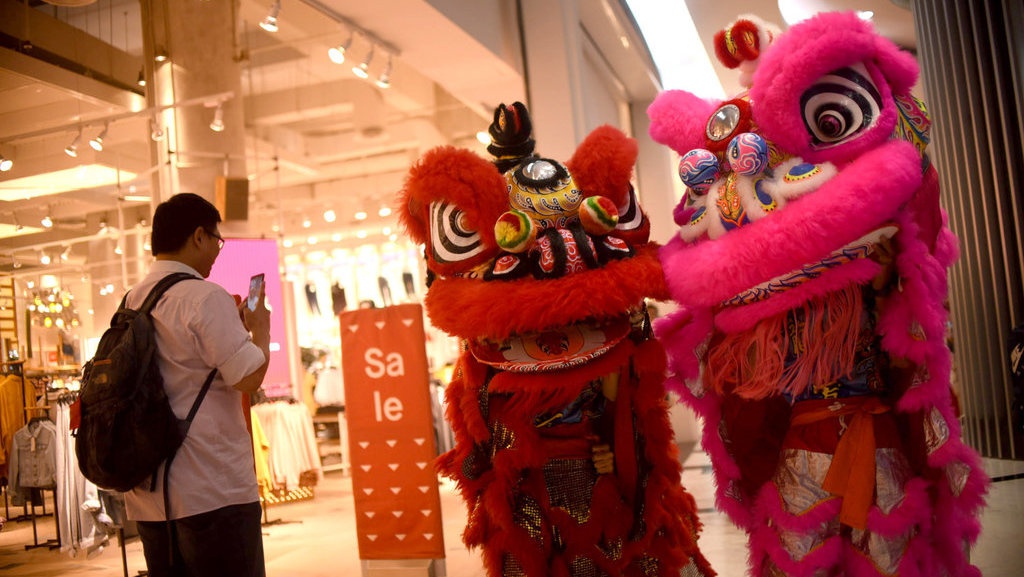 Atraksi Barongsai Menghibur Pengunjung di Lippo Mall Puri Atraksi Barongsai Menghibur Pengunjung di Lippo Mall Puri