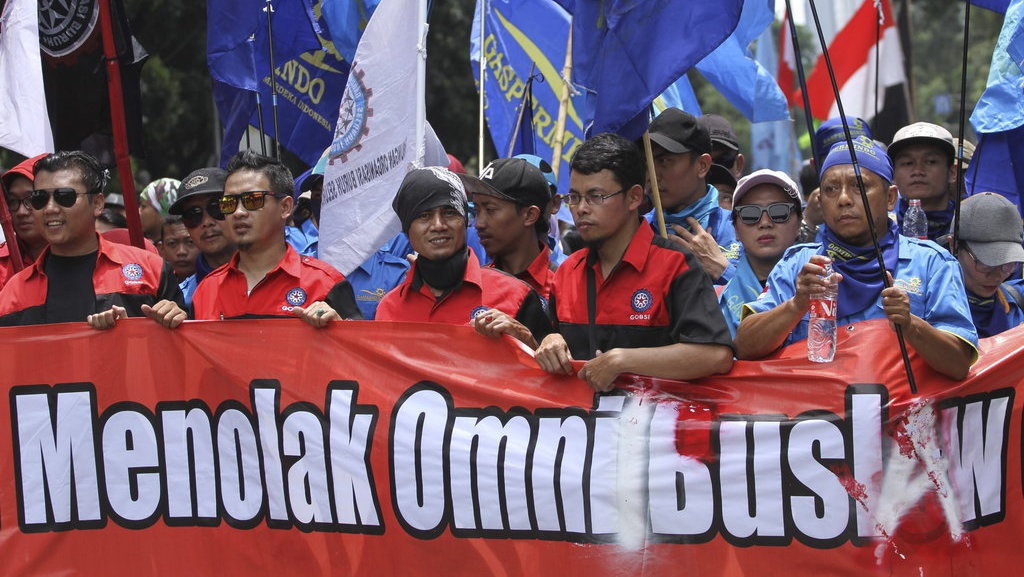 Massa Buruh Bersitegang Dengan Kemnaker Dalam Rapat RUU Cipta Kerja Massa Buruh Bersitegang Dengan Kemnaker Dalam Rapat RUU Cipta Kerja