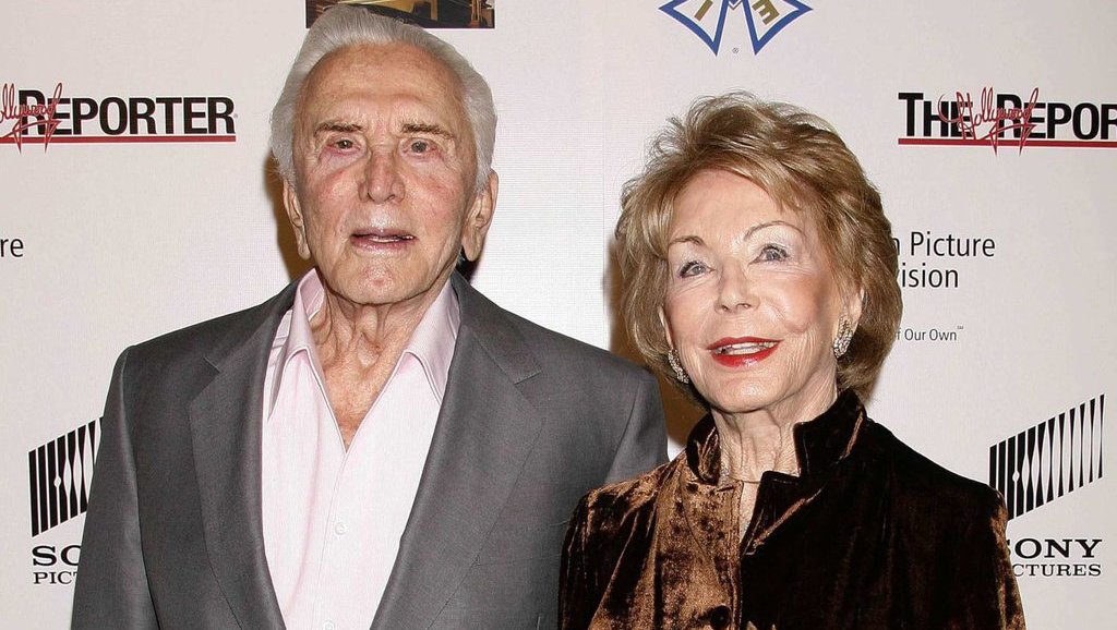 Aktor Hollywood Kirk Douglas Meninggal Dunia di Usia 103 Tahun Aktor Hollywood Kirk Douglas Meninggal Dunia di Usia 103 Tahun