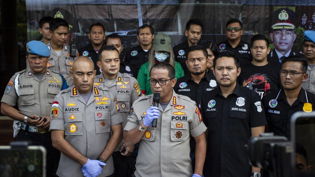 Bingung Kelamin Lucinta Luna, Polisi Pilih Tempatkan di Sel Khusus Bingung Kelamin Lucinta Luna, Polisi Pilih Tempatkan di Sel Khusus