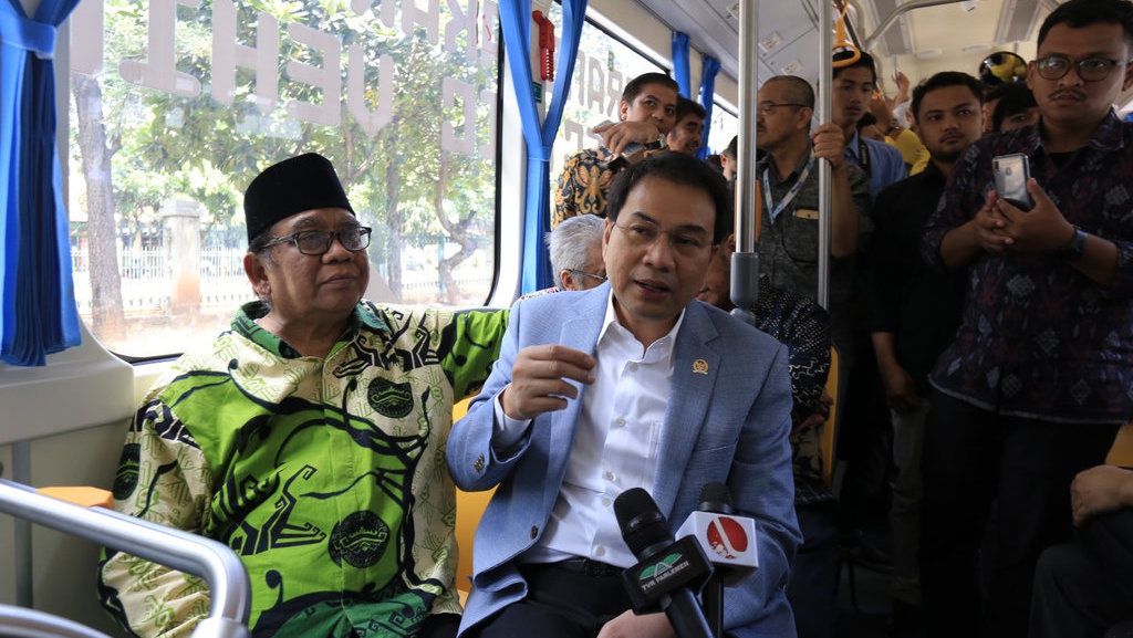 Mencoba Mobil Listrik di Kawasan Senayan Mencoba Mobil Listrik di Kawasan Senayan