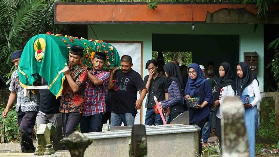 10 Pelajar SMP Tewas Saat Susur Sungai: 10 Pelajar SMP Tewas Saat Susur Sungai: