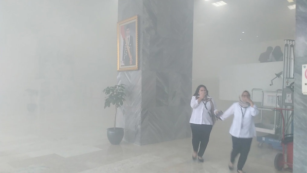 Gedung Nusantara III DPR Dikepung Asap Tebal Gedung Nusantara III DPR Dikepung Asap Tebal