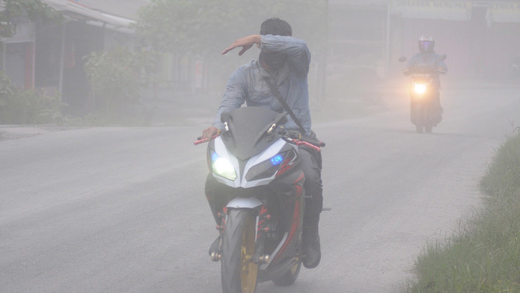 Warga Terdampak Hujan Abu Merapi Kesulitan Cari Masker Warga Terdampak Hujan Abu Merapi Kesulitan Cari Masker