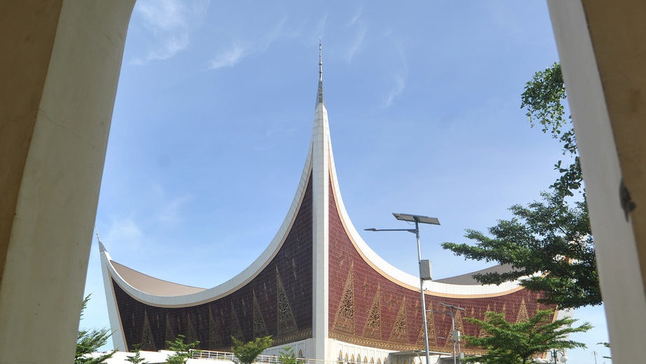 Seorang ASN Didakwa Korupsi Infak Masjid Raya Sumatera Barat Seorang ASN Didakwa Korupsi Infak Masjid Raya Sumatera Barat