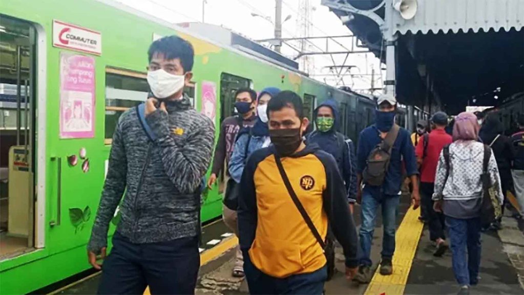 PSBB Bogor Hari Pertama, Stasiun Bogor Masih Ramai Penumpang KRL PSBB Bogor Hari Pertama, Stasiun Bogor Masih Ramai Penumpang KRL