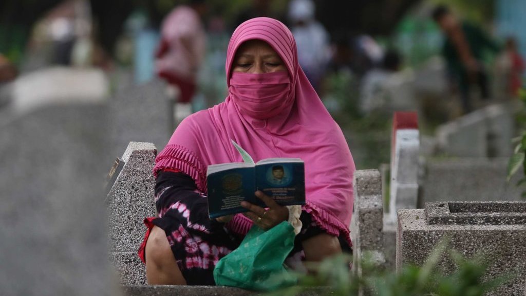 Hukum Ziarah Kubur bagi Perempuan dan Tata Caranya Hukum Ziarah Kubur bagi Perempuan dan Tata Caranya