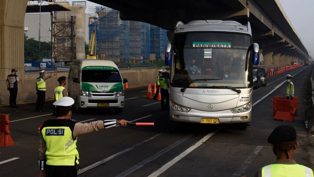 Ditlantas Polda Metro Jaya Sita Ratusan Kendaraan Mudik Ditlantas Polda Metro Jaya Sita Ratusan Kendaraan Mudik