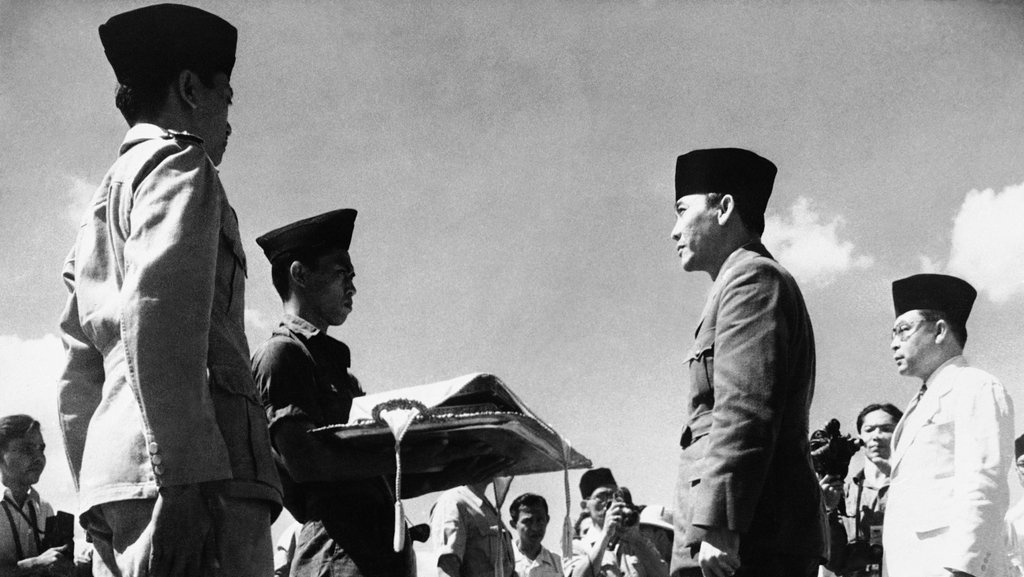 Apa Saja Kelebihan dan Kekurangan Demokrasi Terpimpin? Apa Saja Kelebihan dan Kekurangan Demokrasi Terpimpin?