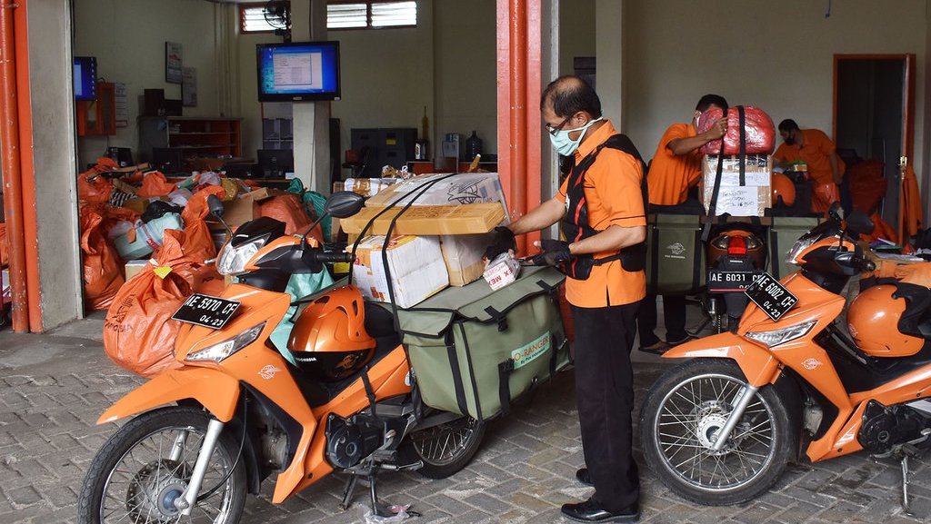 Cara Aman Kirim & Terima Paket saat Pandemi: Jangan Lupa Jaga Jarak Cara Aman Kirim & Terima Paket saat Pandemi: Jangan Lupa Jaga Jarak