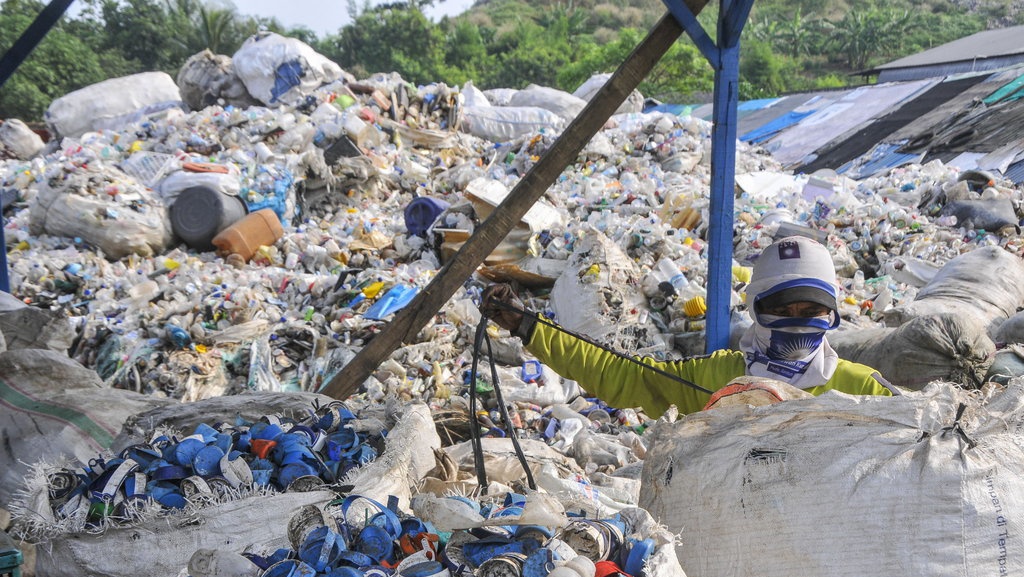 Sampah Jakarta Penuh Limbah APD COVID-19. Bagaimana Menanganinya? Sampah Jakarta Penuh Limbah APD COVID-19. Bagaimana Menanganinya?